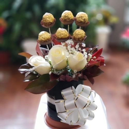 Mini box with roses and ferrero